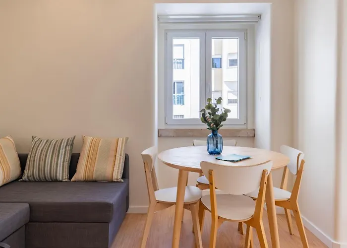 Apartmán Homely 2bdr With Terrace By Lovelystay