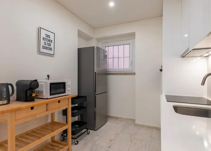 Apartmán Homely 2bdr With Terrace By Lovelystay